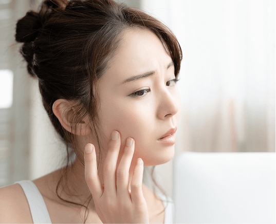 いろいろな肌悩みのある女性の写真